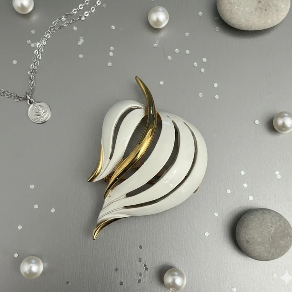 Vintage Trifari Antique White Gold Leaf Brooch Pin Jewelry Accessory‎ Beautiful